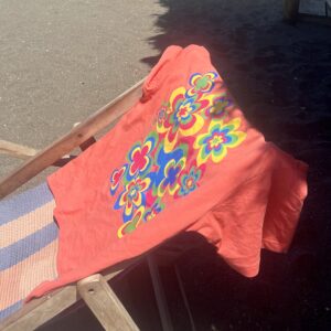 Blooming en booming Tee op een strandstoel