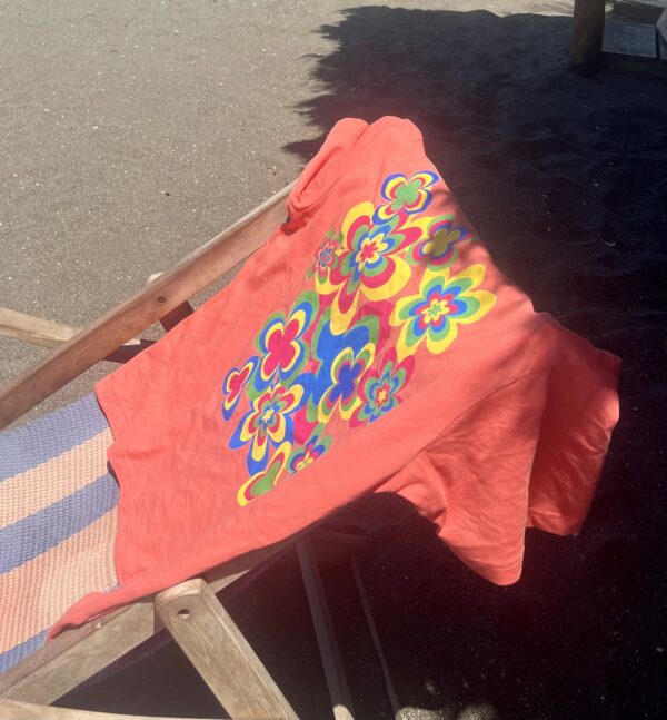 Blooming en booming Tee op een strandstoel