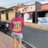 Vrouw met Sunkissed Tee van FJOES
