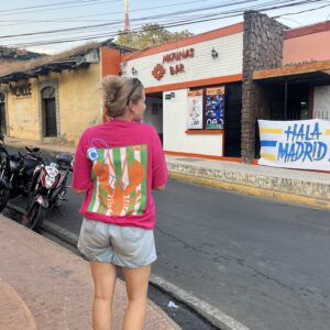 Vrouw met Sunkissed Tee van FJOES