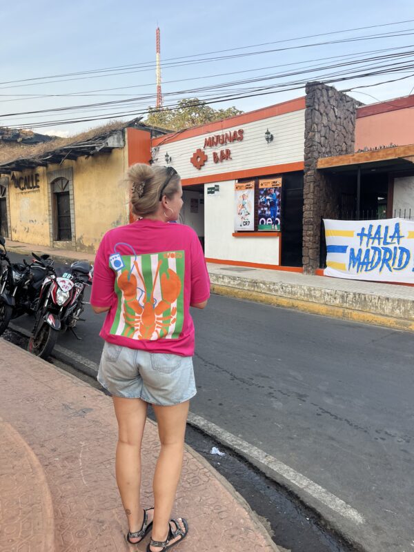 Vrouw met Sunkissed Tee van FJOES